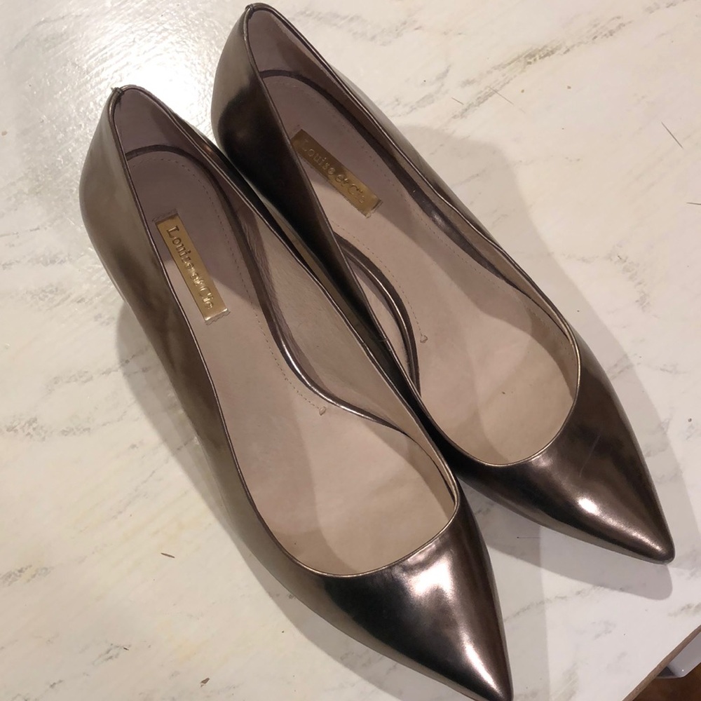Metallic low heeled pumps